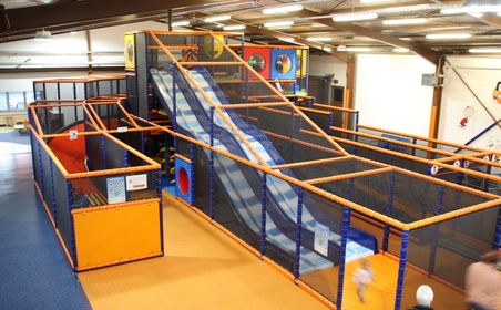 Indoor-Spielhalle mit Klettergerüst